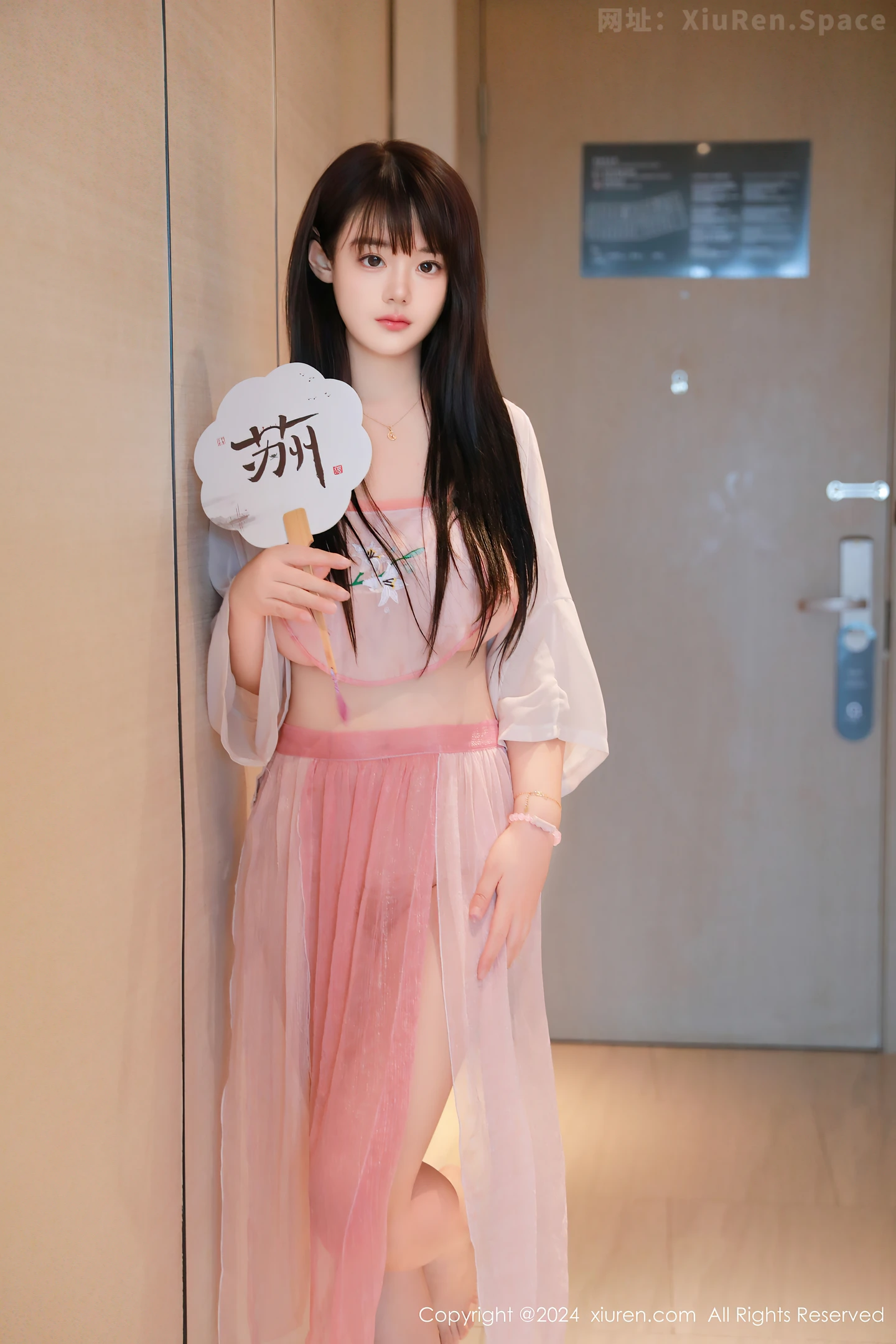 图片[2]-[XiuRen秀人网]VOL.8724 模特陈柒柒性感粉色轻透布兜配粉色薄纱服饰秀丰满身材诱惑写真86P-秀人网官方网站